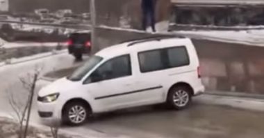 لقطات طريفة لانزلاق السيارات فى شوارع مدينة روسية بسبب المطر الجليدى