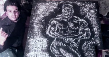 "أسامة" يشارك بلوحة فنية باستخدام الملح لبطل كمال أجسام "بيج رامى"
