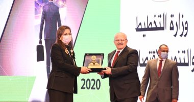 جامعة القاهرة تهدى وزيرة التخطيط درع الجامعة لحصولها على جائزة أفضل وزير عربى
