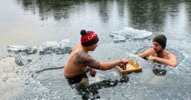 كنديان يلعبان الشطرنج فى بحيرة متجمدة بدرجة حرارة 20 تحت الصفر.. فيديو