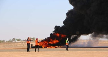 مطار أبو سمبل يجرى تجربة طوارئ لسيناريو انفجار إطار طائرة فور هبوطها.. صور