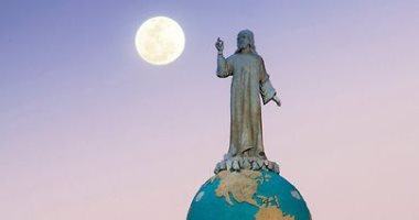 100 منحوتة عالمية.. تمثال المسيح فى السلفادور يقف على الكرة الأرضية