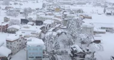 لقطات جوية تظهر تحول مدينة يابانية لقطعة من الثلج بارتفاع مترين.. فيديو