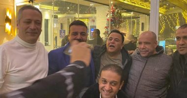 محمد فؤاد يحتفل بعيد ميلاده الـ59 مع أصدقائه المقربين .. فيديو وصور