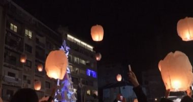 سكان بيروت يطلقون فوانيس مضاءة فى السماء لتكريم ضحايا المرفأ.. فيديو