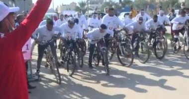 فلسطينيون من ذوى الاحتياجات الخاصة يشاركون فى سباق للدراجات فى غزة.. فيديو