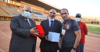 عبد الحفيظ يهدى سفير مصر فى النيجر درع الأهلي