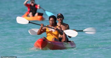 أوباما وزوجته يخوضان تجربة التجديف فى هاواى بملابس السباحة.. صور