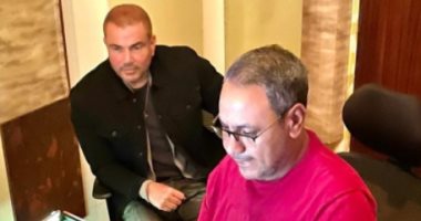 عمرو دياب يكشف كواليس أول أغنية من ألبومه الجديد مع مهندس الصوت أمير محروس