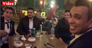 محمود الليثى وأحمد شيبه يحتفلان بطرح كليب "حملونى".. فيديو