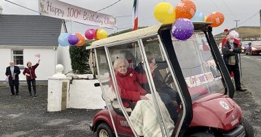 موكب ضخم احتفالاً بعيد ميلاد امرأة بلغت 100 عام على جزيرة إيرلندية.. فيديو وصور