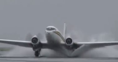 طيار يظهر مهارة شديدة في الهبوط بالطائرة على مدرج مغمور بالمياه.. فيديو