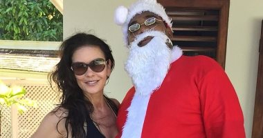 كاترين زيتا جونز تحتفل مع "بابا نويل" بالمايوه.. وتؤكد: كنت أنتظره