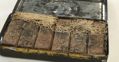 العثور على علبة شيكولاتة تعود لـ 120 عامًا مخبأة داخل أوراق شاعر أسترالى.. فيديو
