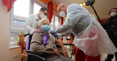 امرأة عمرها 101 سنة أول من تحصل على لقاح فايزر- بيونتيك فى ألمانيا
