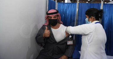 الكويت تطلق رسميا حملة التطعيم ضد كورونا بعد نجاح الافتتاح التجريبي.. صور