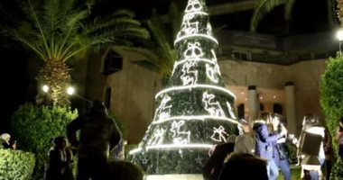 إضاءة شجرة الميلاد في دمشق وسط أعداد قليلة من المحتفلين بسبب كورونا.. فيديو