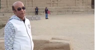سليمان عيد يتقمص شخصية "مرشد سياحى" فى أحد المناطق الأثرية بأسوان.. فيديو