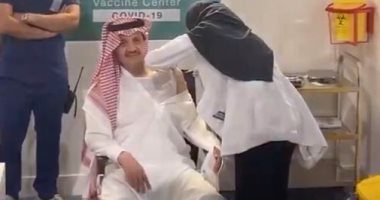 أمير المنطقة الشرقية بالسعودية يتلقى الجرعة الأولى للقاح كورونا في الدمام