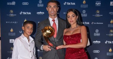 رونالدو يشكر صديقته جورجينا وأبنه بعد الفوز بجائزة أفضل لاعب فى القرن