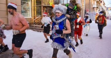 سباق جرى بأزياء "بابا نويل" في مدينة روسية للاحتفال برأس السنة.. صور