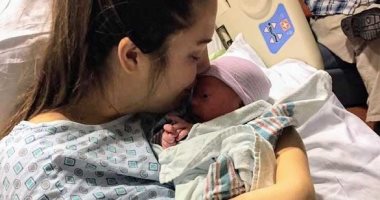 سيدة أمريكية تكتشف حملها بطفلها الأول قبل نصف ساعة فقط من ولادته.. صور