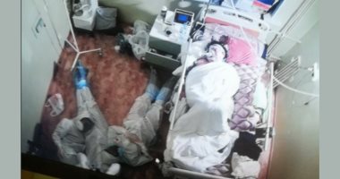 3 أطباء ينامون على الأرض بالقرب من مريض كورونا لرعايته بعد تدهور حالته.. صورة