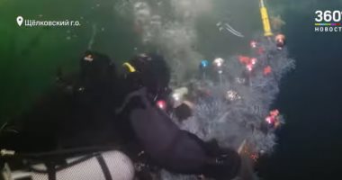 غواصون روس يثبتون شجرة الكريسماس تحت الماء.. فيديو