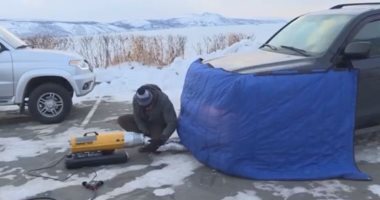 مدينة روسية تلجأ لتدفئة السيارات لانخفاض درجات الحرارة 50 تحت الصفر.. فيديو