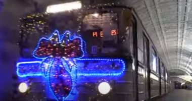 مترو موسكو يتزين احتفالا برأس السنة لإدخال البهجة على الركاب.. فيديو