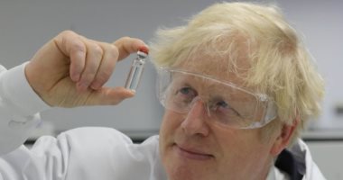 رئيس وزراء بريطانيا يعلن إطلاق أكبر حملة للتطعيم ضد فيروس كورونا