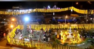 شوارع بالقاهرة تتزين بأشجار الكريسماس و"بابا نويل" يتجول بالميادين.. صور