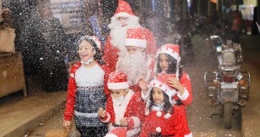 صور.. "بابا نويل" وأطفاله يحتفلون بالعام الجديد بالأقصر على طريقتهم الخاصة