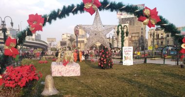 تعليق الزينة وأشجار الكريسماس.. ميدان رمسيس يتزين لاستقبال ليلة رأس السنة.. صور