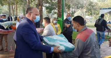 محافظ القاهرة يوزع هدايا على عمال النظافة احتفالا بالعام الجديد 