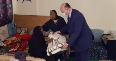 محافظ القاهرة يوزع هدايا على سكان مشروع المحروسة احتفالا بالعام الجديد