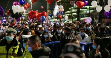 صور.. حشود تملأ شوارع مدينة ووهان الصينية للاحتفال بالعام الجديد