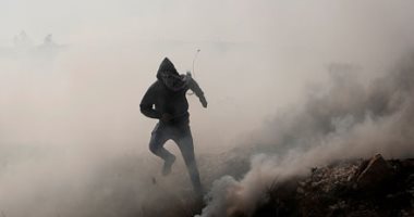 إصابة عشرات الفلسطينيين بالاختناق خلال مواجهات مع الاحتلال شمال القدس