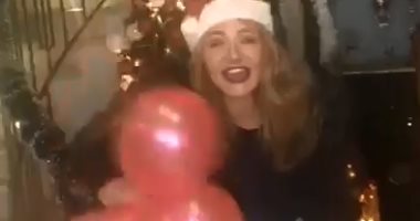 على طريقة بابا نويل..ليلى علوى تستقبل 2021 بقبعة سانتا كلوز والبلالين..فيديو