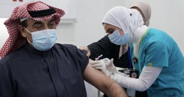 أصحاب شركات ومؤسسات خدمية فى الكويت يشجعون المواطنين على التطعيم ضد فيروس كورونا