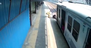 شرطى ينقذ راكبا من الدهس تحت القطار فى آخر لحظة بمحطة مومباى.. فيديو