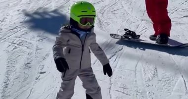 "ستورمى" ابنة كيلى جينر تستعرض مهاراتها فى التزلج على الجليد..فيديو وصور