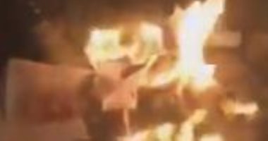 متظاهرون لبنانيون يحرقون صور قاسم سليمانى فى ذكرى اغتياله الأولى.. فيديو