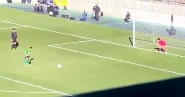 فى بطولة المدارس.. لاعب يابانى يسجل هدف من ركلة جزاء بطريقة طريفة.. فيديو