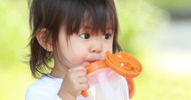 5 طرق لمنع الإمساك عند الأطفال منها تناول الألياف وممارسة الرياضة