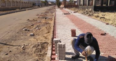 استمرار تطوير مدخل الشاطئ العام لمدينة القصير بالبحر الأحمر