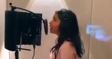 "البنت مرآة أمها"..ابنة شيرين عبد الوهاب تتألق فى أداء أغنية أجنبية.. فيديو