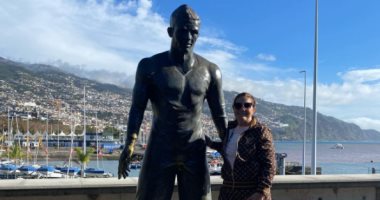 والدة رونالدو بجانب تمثاله فى البرتغال وتتمنى الفوز ليوفنتوس فى قمة الكالتشيو
