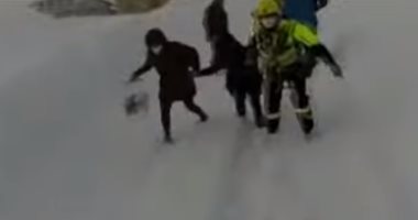إنقاذ سيدة وطفلها وسط الثلوج باستخدام طائرة هليكوبتر فى إيطاليا.. فيديو