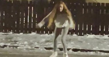 طفلة بريطانية تستمتع بالتزلج لأول مرة منذ عام بسبب كورونا.. فيديو